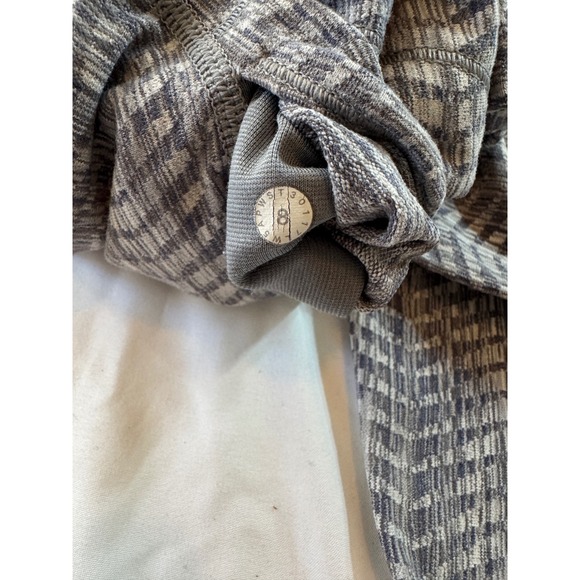 Lululemon Align High Rise Patterned Leggings Women's Size 8 Gray Chevron - Picture 6 of 6